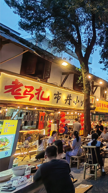2023年9月-老马扎市井小火锅(十一街店) 开业即霸榜,人气火爆成都 带动街道现象级排队,持续至今“成都十一街排队王”